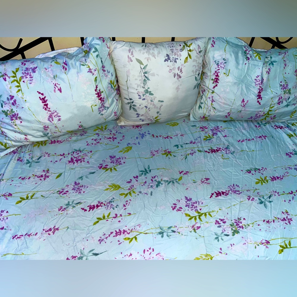 Floral Bedding Set - Icy Blue and Purple Wisteria Flowers